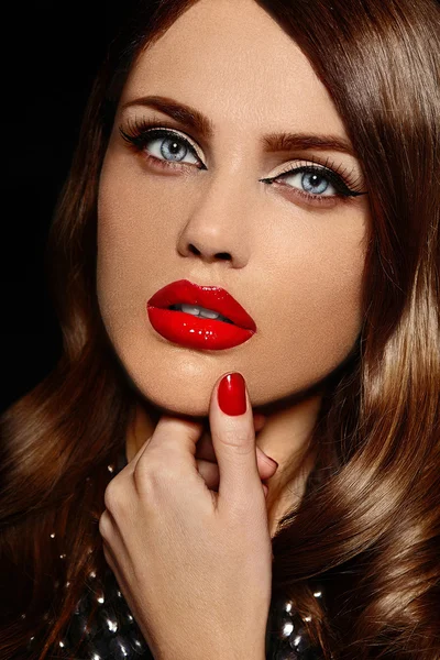 Mody look.glamor zbliżenie portret model piękny seksowny stylowy kaukaski młoda kobieta z jasnego makijażu, z czerwonymi ustami, z doskonałą czystość skinkeup, z czerwonymi ustami, z doskonałą czystą skórę — Zdjęcie stockowe