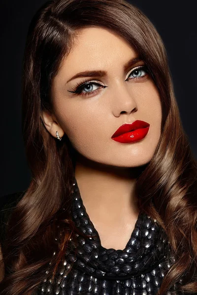 High fashion look.glamor close seup portrait of beautiful sexy stylish Caucasian young woman model with bright makeup, with red lips, with perfect clean skinkeup, with red lips, with perfect clean skin — стоковое фото