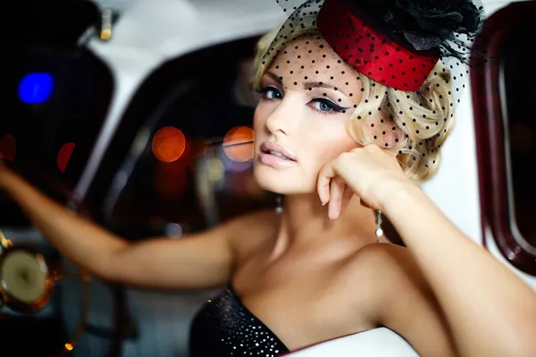 Portrét krásné sexy elegantní blondýnka modelka s světlý make-up v retro stylu v staré auto — Stock fotografie