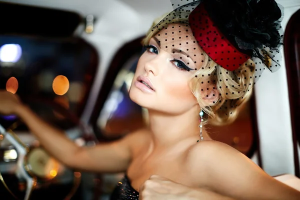 美丽性感时尚时尚的金发女孩模型与亮妆坐在那辆旧车的复古风格的肖像 — 图库照片