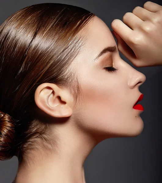 Alta moda look.glamor primer plano retrato de hermosa sexy elegante modelo de mujer joven caucásica con maquillaje brillante, con labios rojos, con piel limpia perfecta, con labios rojos, con piel limpia perfecta — Foto de Stock