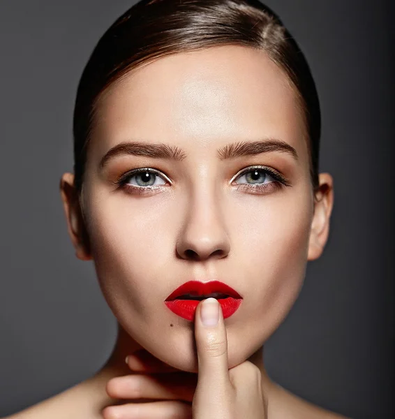 Nagy divat look.glamor Vértes portréja gyönyörű szexi elegáns kaukázusi fiatal nő modell ragyogó smink a piros ajkak, a tökéletes tiszta skinkeup, a piros ajkak, a tökéletes tiszta bőr — Stock Fotó