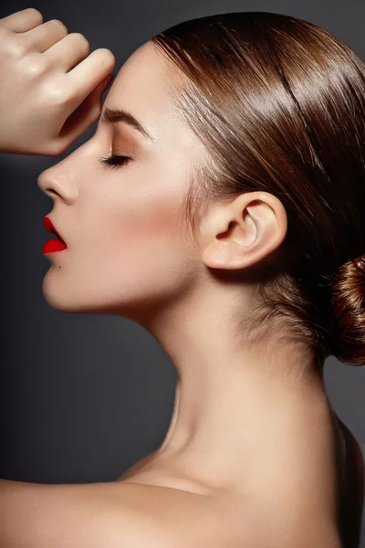 Alta moda look.glamor primer plano retrato de hermosa sexy elegante modelo de mujer joven caucásica con maquillaje brillante, con labios rojos, con piel limpia perfecta, con labios rojos, con piel limpia perfecta — Foto de Stock