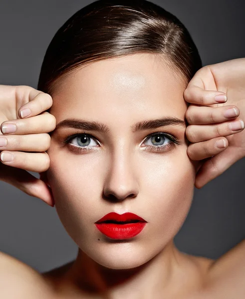 Υψηλή μόδα look.glamor closeup πορτραίτο του μοντέλου όμορφη σέξι κομψό καυκάσιος νεαρή γυναίκα με φωτεινό μακιγιάζ, με κόκκινα χείλη, με τέλεια skinkeup καθαρό, με κόκκινα χείλη, με τέλειο καθαρό δέρμα — Φωτογραφία Αρχείου