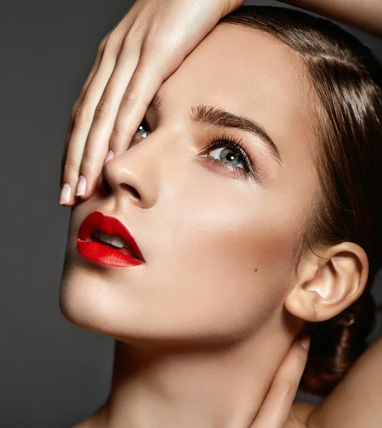 Alta moda look.glamor primer plano retrato de hermosa sexy elegante modelo de mujer joven caucásica con maquillaje brillante, con labios rojos, con piel limpia perfecta, con labios rojos, con piel limpia perfecta — Foto de Stock