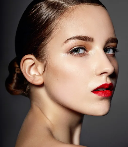 Alta moda look.glamor primer plano retrato de hermosa sexy elegante modelo de mujer joven caucásica con maquillaje brillante, con labios rojos, con piel limpia perfecta, con labios rojos, con piel limpia perfecta — Foto de Stock