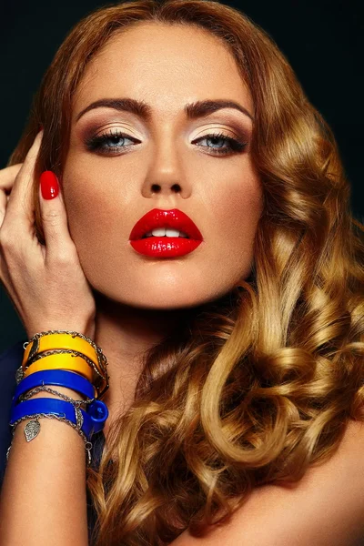 High fashion look.glamor närbild porträtt av vacker sexig snygg kaukasiska ung kvinna modell med ljusa makeup med röda läppar, med perfekt ren skinkeup, med röda läppar, med perfekt ren hud — Stockfoto