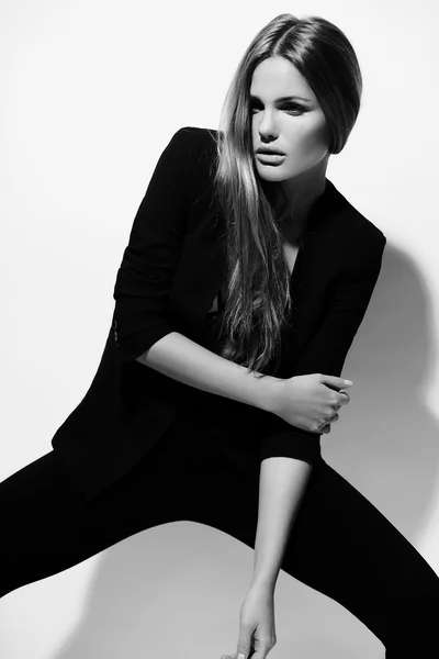 Alta moda look.glamor retrato de hermosa sexy elegante modelo de mujer joven caucásica en tela negra — Foto de Stock