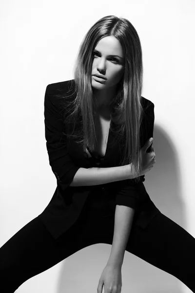 Nagy divat look.glamor portréja gyönyörű szexi elegáns kaukázusi fiatal nő modell fekete ruhával — Stock Fotó
