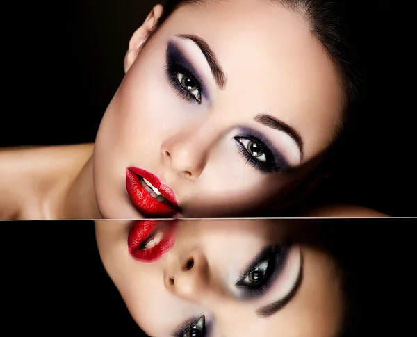 Sexy Brünette mit hellem Make-up — Stockfoto