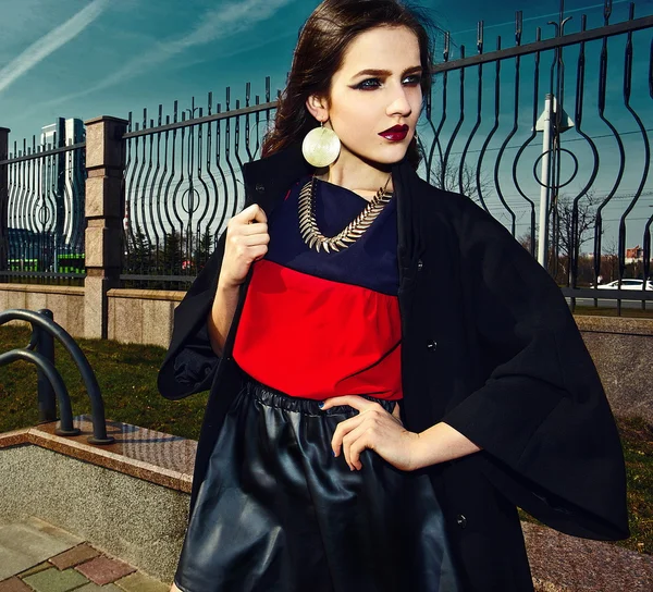 Alta moda look.glamor hermosa sexy elegante morena modelo de mujer joven caucásica en tela colorida roja con maquillaje brillante al aire libre en la calle en estilo de moda — Foto de Stock