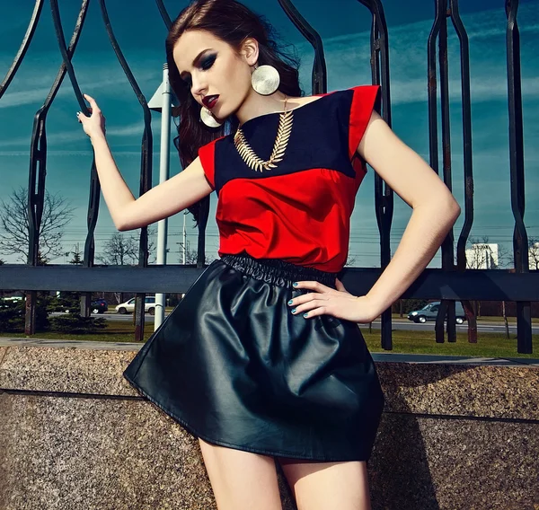 High fashion look.glamour schöne sexy stilvolle brünette kaukasische junge Frau Modell in rotem buntem Tuch mit hellem Make-up im Freien auf der Straße im Trend-Stil — Stockfoto