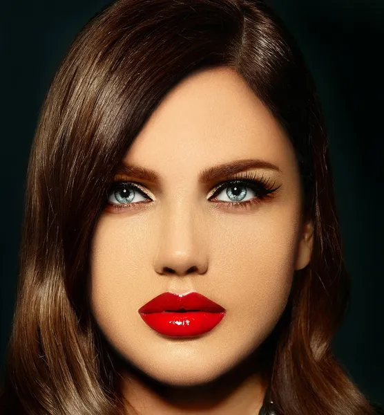 High fashion look.glamor närbild porträtt av vacker sexig snygg kaukasiska ung kvinna modell med ljusa makeup, med rosa naturliga läppar, med perfekt ren hud — Stockfoto