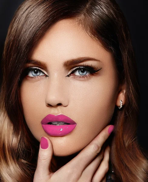 Mody look.glamor zbliżenie portret model piękny seksowny stylowy kaukaski młoda kobieta z jasny makijaż, różowe usta naturalne, z doskonałą czystą skórę — Zdjęcie stockowe