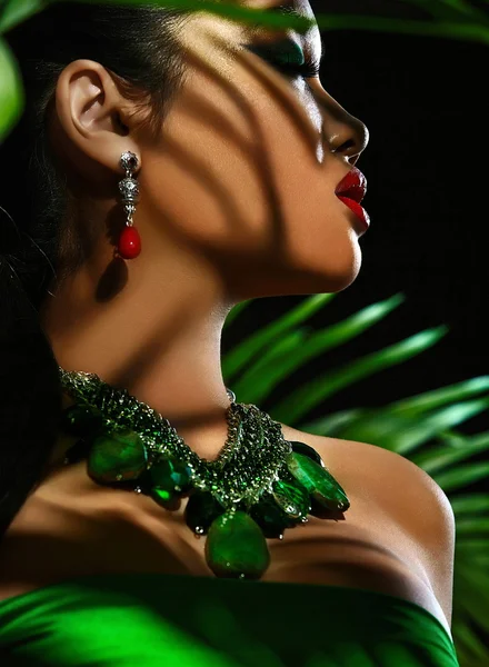 High fashion look.glamor gros plan portrait de belle sexy élégant modèle de jeune femme blanche avec un maquillage lumineux, avec des lèvres rouges, en tissu vert avec une peau propre parfaite — Photo