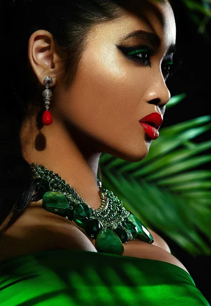 High fashion look.glamor closeup portrait of beautiful sexy stylish Caucasian young woman model with bright makeup, with red lips, in green cloth with perfect clean skin — Stock Photo, Image