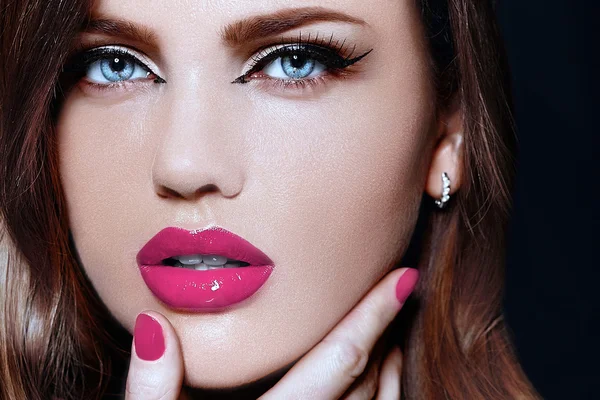 High fashion look.glamor closeup portrait of beautiful sexy stylish Caucasian young woman model with bright makeup, with pink natural lips, with perfect clean skin — Stock Photo, Image