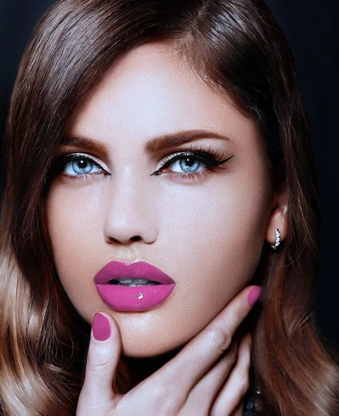 High fashion look.glamor closeup portrait of beautiful sexy stylish Caucasian young woman model with bright makeup, with pink natural lips, with perfect clean skin — Stock Photo, Image
