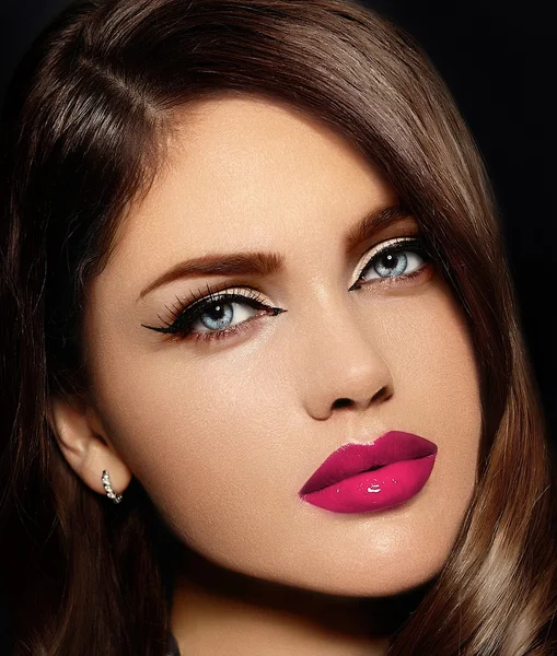 High fashion look.glamor närbild porträtt av vacker sexig snygg kaukasiska ung kvinna modell med ljusa makeup, med rosa naturliga läppar, med perfekt ren hud — Stockfoto