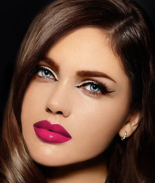 High fashion look.glamor close seup portrait of beautiful sexy stylish Caucasian young woman model with bright makeup, with pink natural lips, with perfect clean skin — стоковое фото