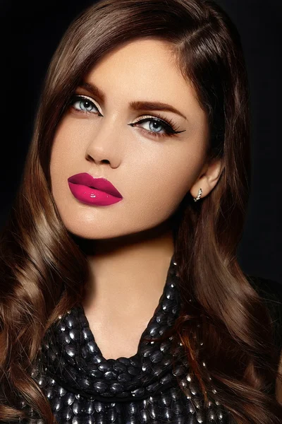 High fashion look.glamor close seup portrait of beautiful sexy stylish Caucasian young woman model with bright makeup, with pink natural lips, with perfect clean skin — стоковое фото
