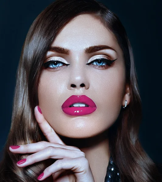High fashion look.glamour Nahaufnahme Porträt der schönen sexy stilvolle kaukasische junge Frau Modell mit hellem Make-up, mit rosa natürlichen Lippen, mit perfekt sauberer Haut — Stockfoto