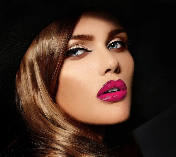 High fashion look.glamor närbild porträtt av vacker sexig snygg kaukasiska ung kvinna modell med ljusa makeup, med rosa naturliga läppar, med perfekt ren hud Stockbild