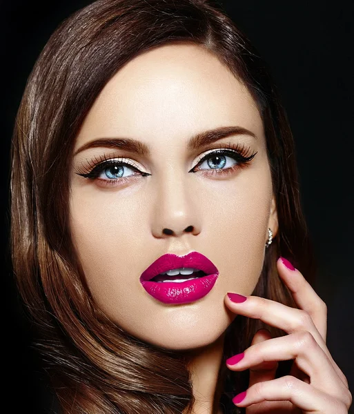 Alta moda look.glamor primer plano retrato de hermosa sexy elegante modelo de mujer joven caucásica con maquillaje brillante, con labios rojos, con la piel limpia perfecta —  Fotos de Stock