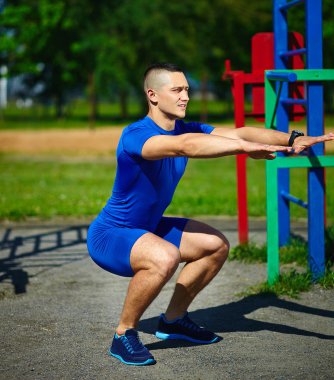 Kent parkta egzersiz yakışıklı sağlıklı mutlu srtong sporcu erkek erkek