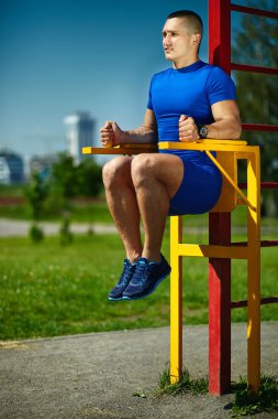 Kent parkta egzersiz yakışıklı sağlıklı mutlu srtong sporcu erkek erkek