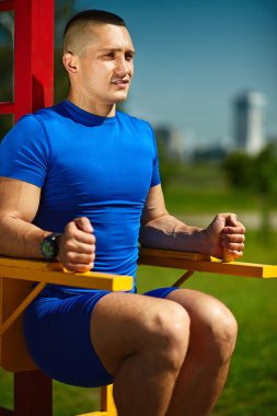 Kent parkta egzersiz yakışıklı sağlıklı mutlu srtong sporcu erkek erkek