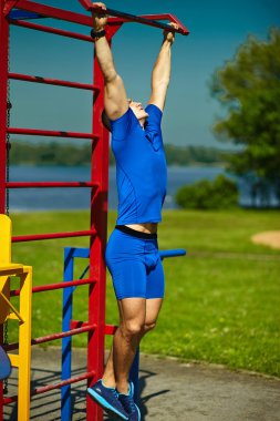 Kent parkta egzersiz yakışıklı sağlıklı mutlu srtong sporcu erkek erkek