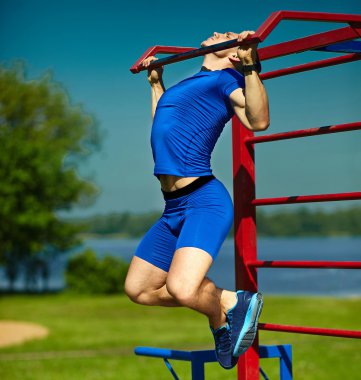 Kent parkta egzersiz yakışıklı sağlıklı mutlu srtong sporcu erkek erkek