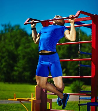 Kent parkta egzersiz yakışıklı sağlıklı mutlu srtong sporcu erkek erkek