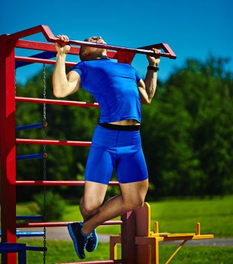 Kent parkta egzersiz yakışıklı sağlıklı mutlu srtong sporcu erkek erkek