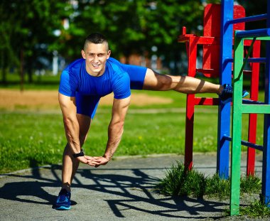 Kent parkta egzersiz yakışıklı sağlıklı mutlu srtong sporcu erkek erkek
