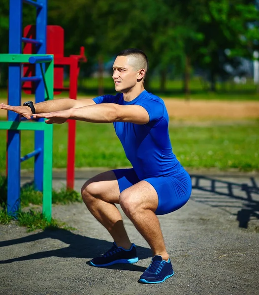 Schöner gesunder, fröhlicher Srtong-Athlet männlicher Mann beim Training im Stadtpark — Stockfoto