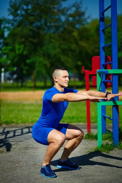 Beau sain heureux srtong athlète mâle homme exercice à la ville parc — Photo