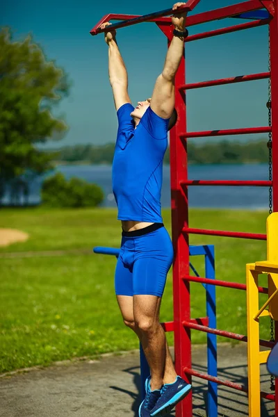 Schöner gesunder, fröhlicher Srtong-Athlet männlicher Mann beim Training im Stadtpark — Stockfoto