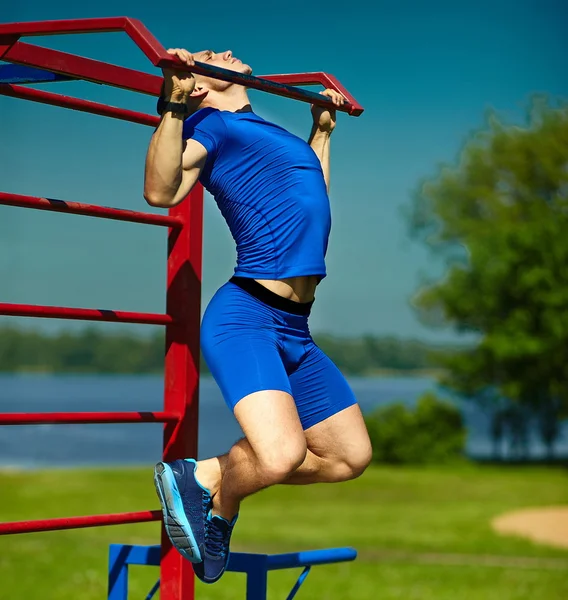 Guapo saludable feliz srtong atleta hombre masculino haciendo ejercicio en el parque de la ciudad —  Fotos de Stock