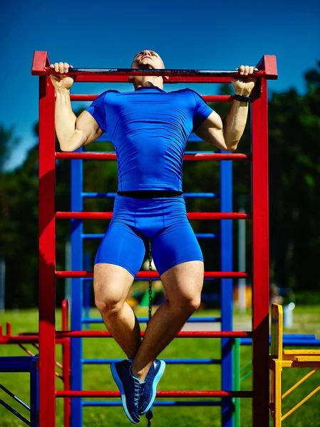 Guapo saludable feliz srtong atleta hombre masculino haciendo ejercicio en el parque de la ciudad — Foto de Stock