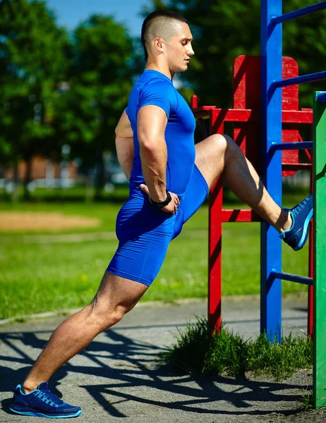 Guapo saludable feliz srtong atleta hombre masculino haciendo ejercicio en el parque de la ciudad — Foto de Stock