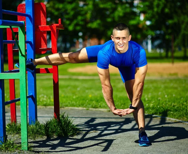 Handsome healthy happy srtong athlete male man exercising at the city park — Stock Photo, Image