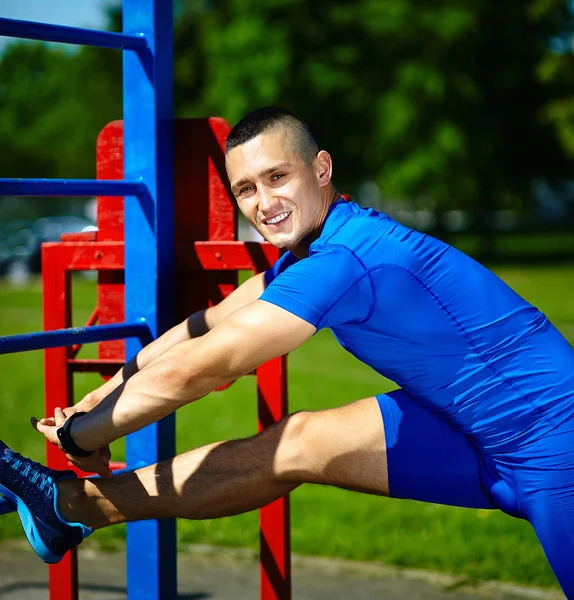 Guapo saludable feliz srtong atleta hombre masculino haciendo ejercicio en el parque de la ciudad —  Fotos de Stock