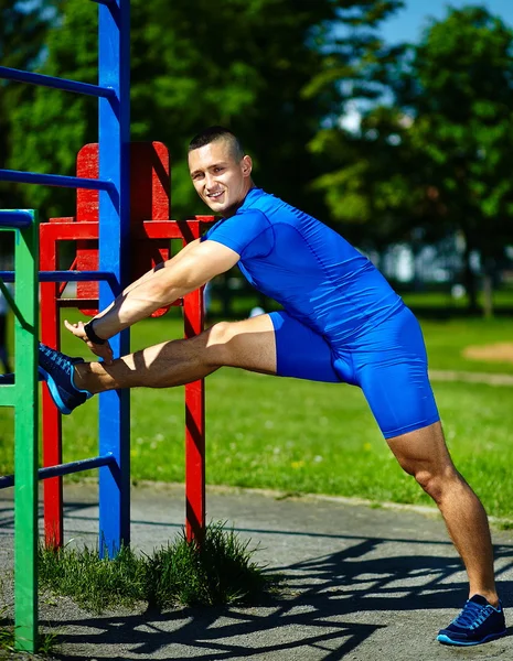 Guapo saludable feliz srtong atleta hombre masculino haciendo ejercicio en el parque de la ciudad — Foto de Stock