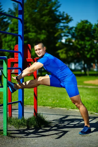 Przystojny zdrowy szczęśliwy srtong lekkoatletka mężczyzna w parku miejskim — Zdjęcie stockowe