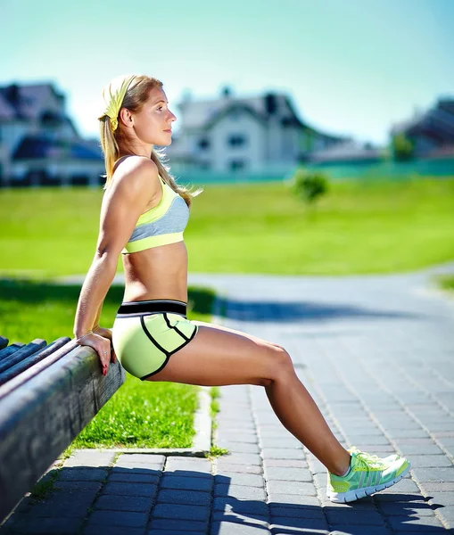 Упражнение женщина делает отжимания на открытом воздухе тренировки спортивный фитнес-женщина улыбается веселый и счастливый — стоковое фото