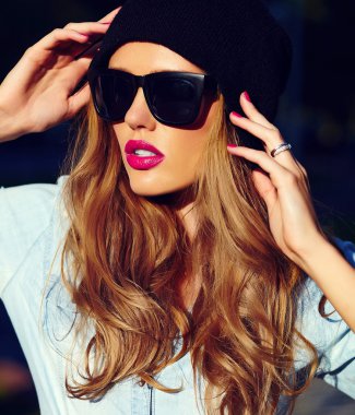 yüksek moda look.glamor yaşam tarzı sarışın kadın kız modeli rahat Jeans kumaş siyah şapkalı sokakta açık havada şort