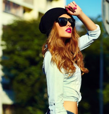 yüksek moda look.glamor yaşam tarzı sarışın kadın kız modeli rahat Jeans kumaş siyah şapkalı sokakta açık havada şort