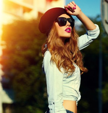 Картина, постер, плакат, фотообои "high fashion look.glamor lifestyle blond woman model in casual jeans shorts cloth outdoors in the street in black cap
", артикул 50974375